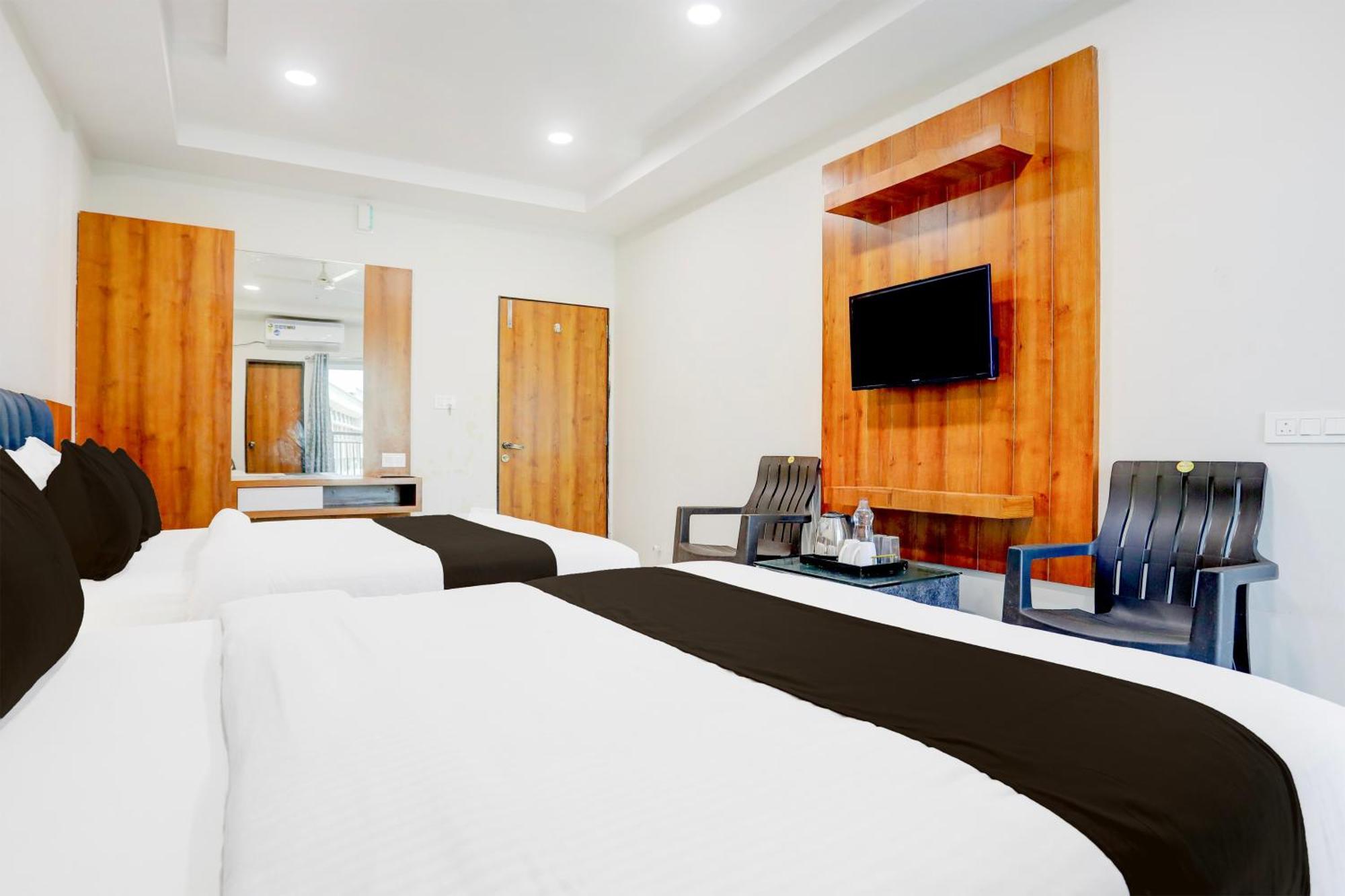 Super Townhouse Ambaji Formerly Hotel Kardhar Inn Exteriér fotografie